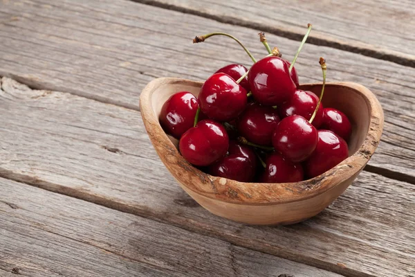 Cerises fraîches dans un bol — Photo