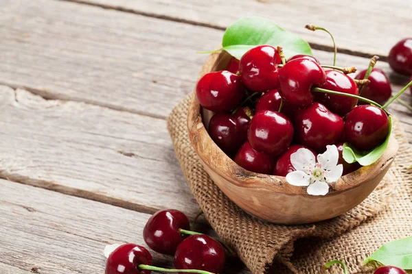 Fresh cherries in bowl — Stock Photo, Image