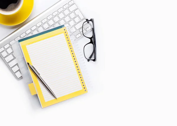 Teclado, cuaderno. vasos, café y pluma — Foto de Stock