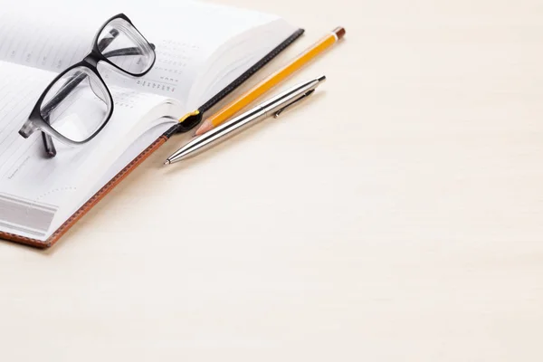 Блокнот, ручка, карандаш и очки — стоковое фото