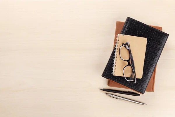 Blocos de notas, canetas e óculos — Fotografia de Stock