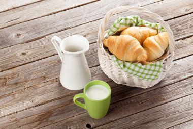 Taze kruvasanlar ve süt