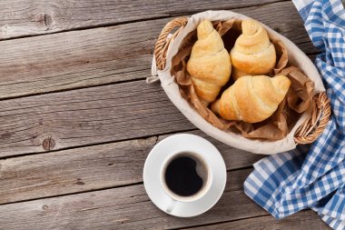 taze kruvasan ve kahve