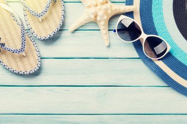 Flip flop, güneş gözlüğü ve deniz yıldızı