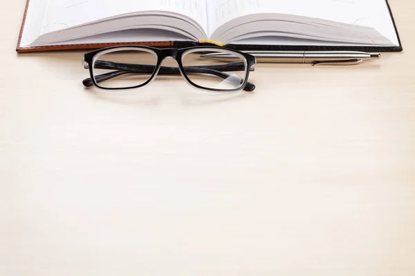 Jegyzettömb, toll és szemüveg — Stock Fotó