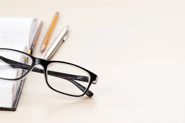 Notizblock, Stift, Bleistift und Brille — Stockfoto