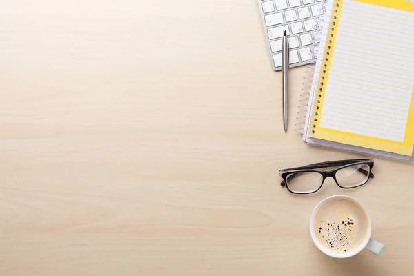 Computer, koffie, brillen, notebook en pen — Stockfoto