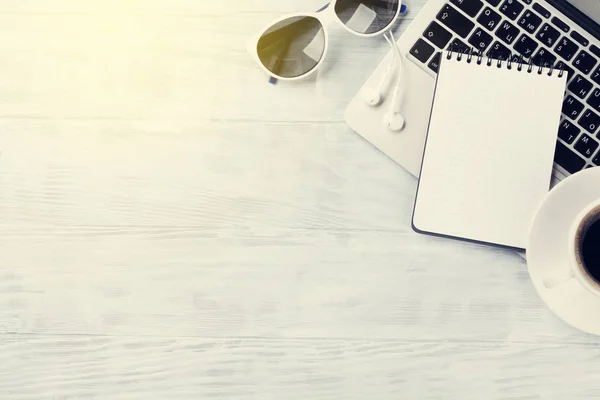 Laptop, coffee and sunglasses — Stock Photo, Image