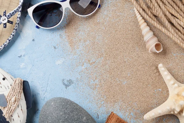 Óculos de sol, chinelos e conchas marinhas — Fotografia de Stock