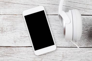 Beyaz akıllı telefon ve kulaklık
