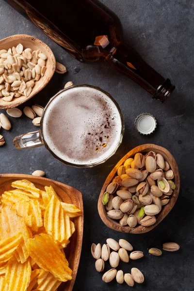 Bier, Nüsse und Chips — Stockfoto