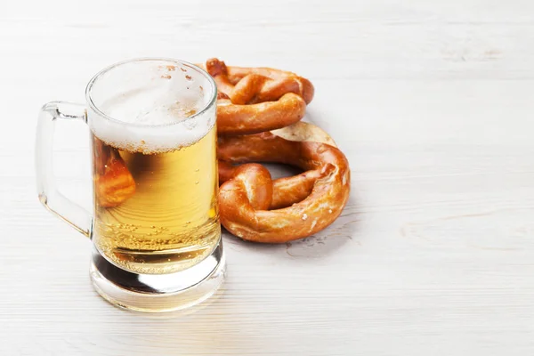 Cerveja lager e pretzels — Fotografia de Stock