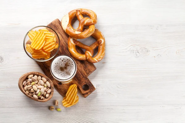 Cerveja, nozes, batatas fritas e pretzel — Fotografia de Stock