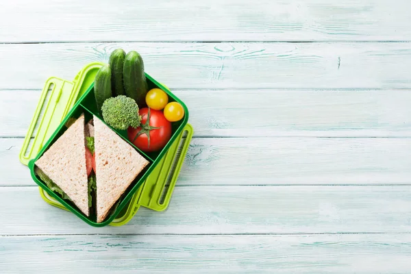 Zöldségek és szendvics Box — Stock Fotó