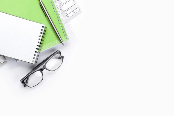 Penna, Glasögon och dator tangentbord — Stockfoto