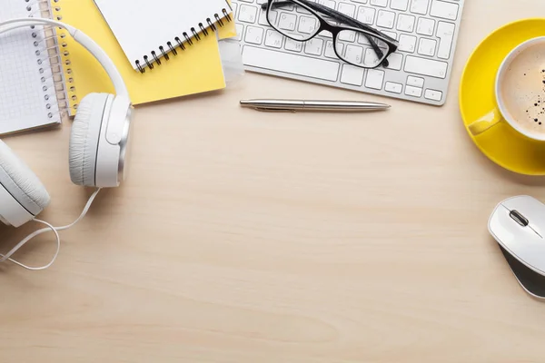 Pen, brillen en computer toetsenbord — Stockfoto