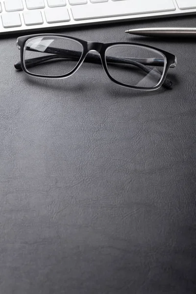 Teclado, pluma y gafas graduadas —  Fotos de Stock