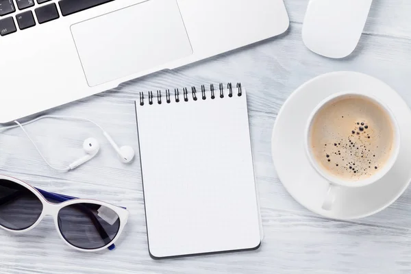 Ноутбук, чашка кави, блокнот та сонцезахисні окуляри — стокове фото