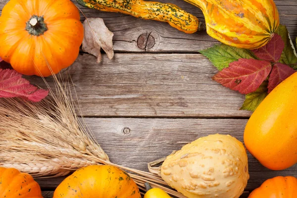 Calabazas de otoño sobre mesa de madera —  Fotos de Stock