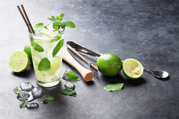 Mojito cocktail and utensils — Stock Photo, Image
