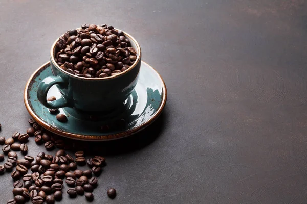 Koffiekopje met geroosterde bonen — Stockfoto