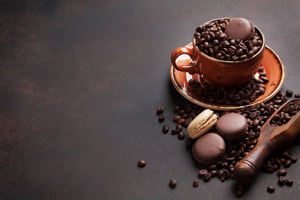 Kahve fincanı, fasulye ve macaroons