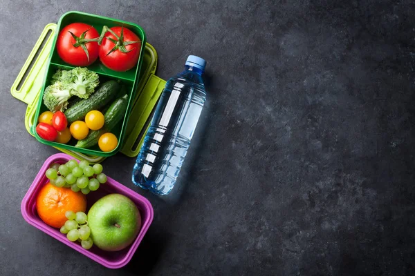 Box med grönsaker och frukter — Stockfoto