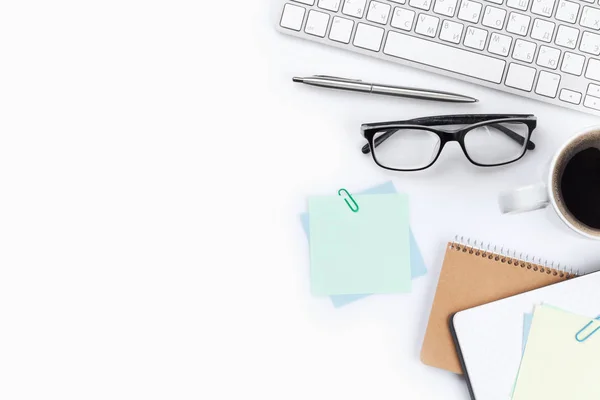 Tangentbord, Glasögon, kaffekopp och penna — Stockfoto