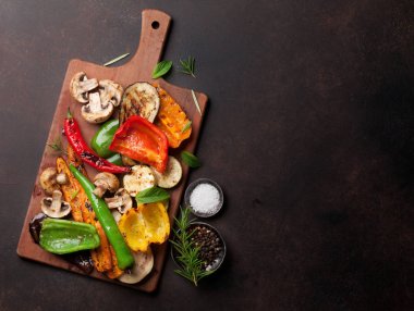 kesme tahtası üzerinde ızgara sebze