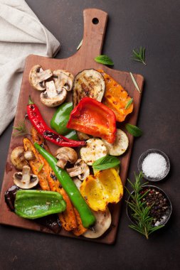 kesme tahtası üzerinde ızgara sebze