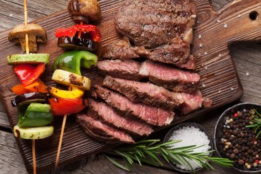 Sığır eti biftek ve ızgara sebze