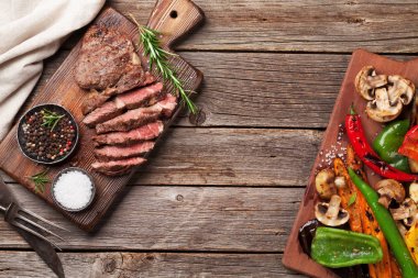 Sığır eti biftek ve ızgara sebze