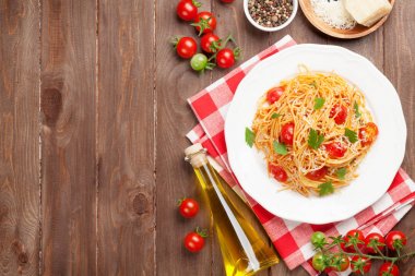 Spagetti makarna domates ve maydanoz ile