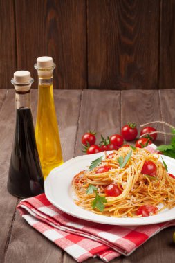Spagetti makarna domates ve maydanoz ile