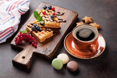 Kahve, şeker ve waffle çilek ile
