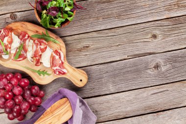 Jambon ve mozzarella masada