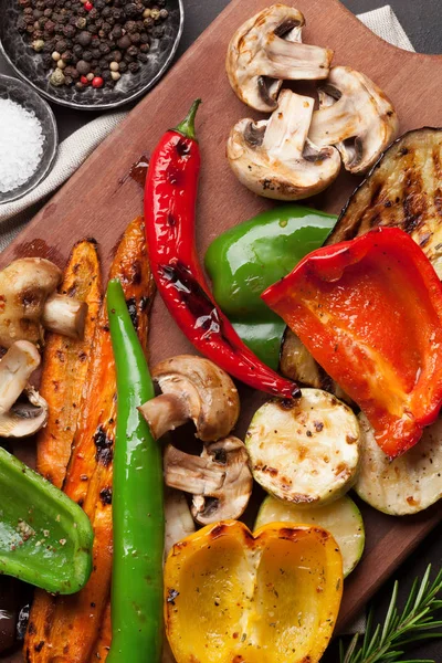 kesme tahtası üzerinde ızgara sebze