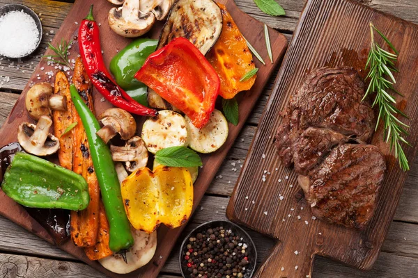 Verduras a la parrilla y carne de res — Foto de Stock