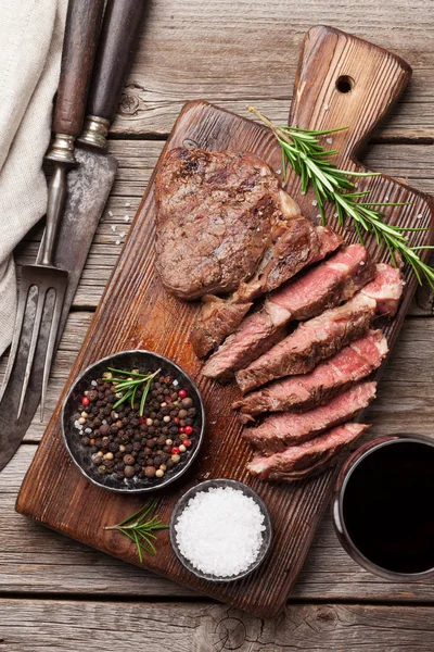 Baharatlı ızgara biftek. 