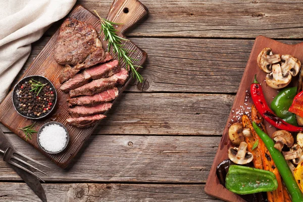 Carne de bovino e produtos hortícolas grelhados — Fotografia de Stock