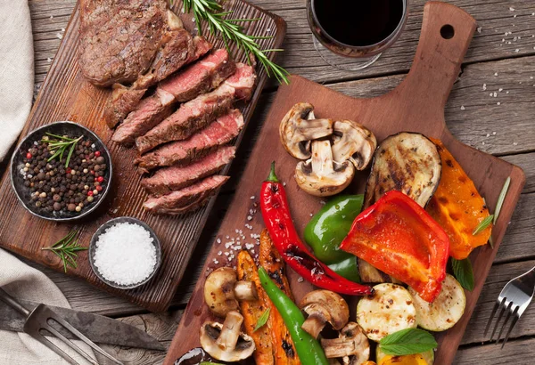 Grilovaná zelenina a hovězí steak — Stock fotografie