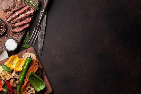 Marha steak és grillezett zöldségekkel — Stock Fotó