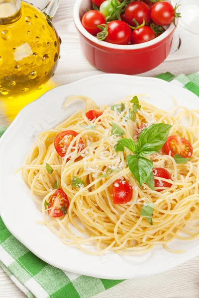 Espaguetis con tomates y albahaca —  Fotos de Stock