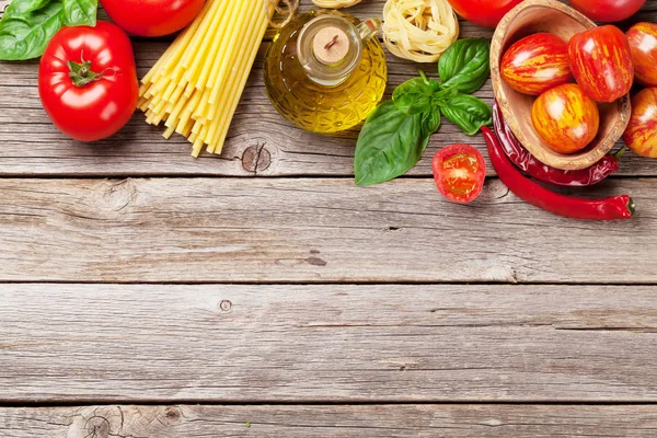 Tomates, manjericão, massas e azeitonas — Fotografia de Stock