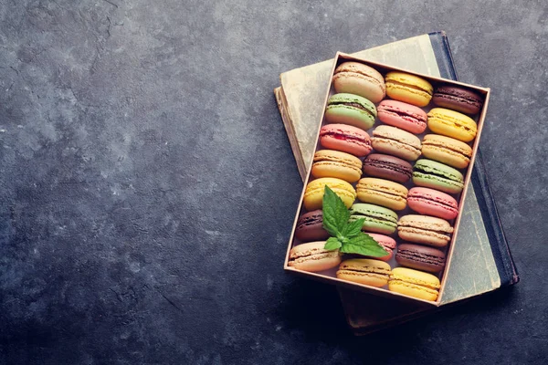 Πολύχρωμο macaroons σε κουτί — Φωτογραφία Αρχείου