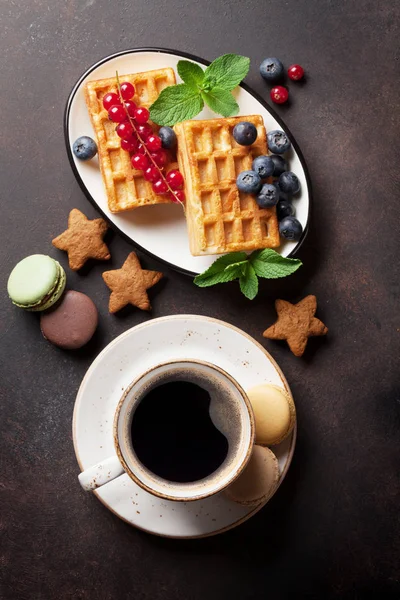 Caffè, dolciumi e cialde con bacche — Foto Stock