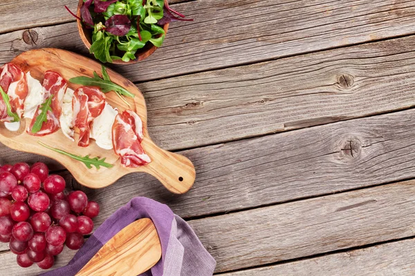 Jambon ve mozzarella masada