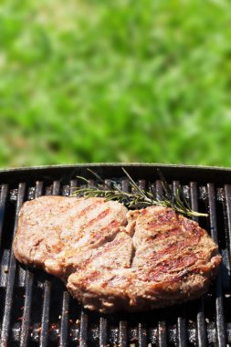 Izgara biftek.