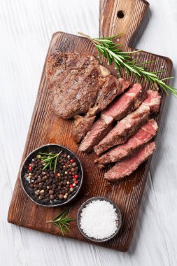 Baharatlı ızgara biftek.