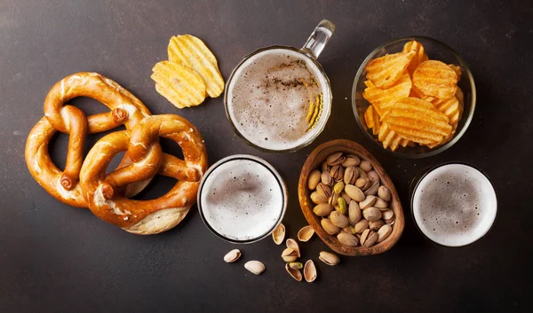 Cerveza, nueces, patatas fritas y pretzels — Foto de Stock